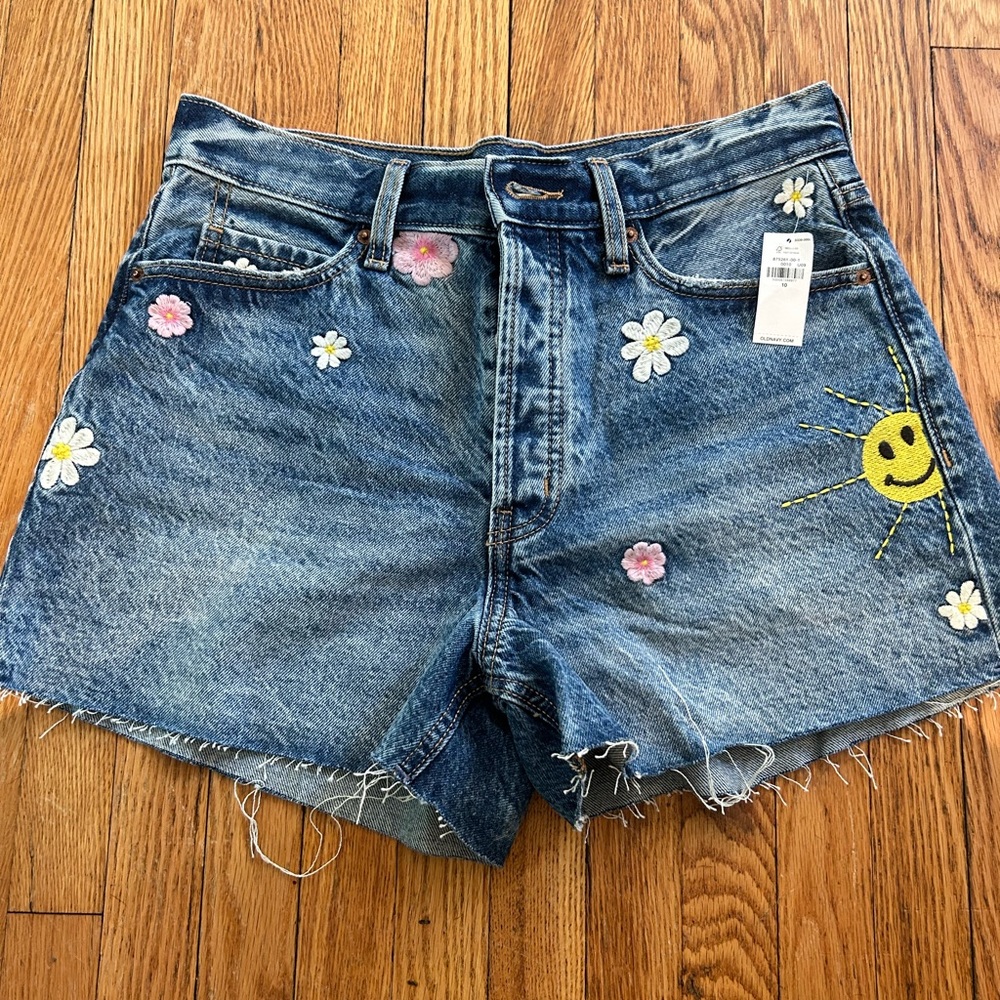 Women’s NWT Old Navy Embroidered Higher High Rise Sky Hi A Line Shorts. Size 10